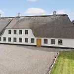 Six-bedroom In Dom wakacyjny *
