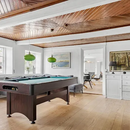 Six-bedroom In Holiday home *