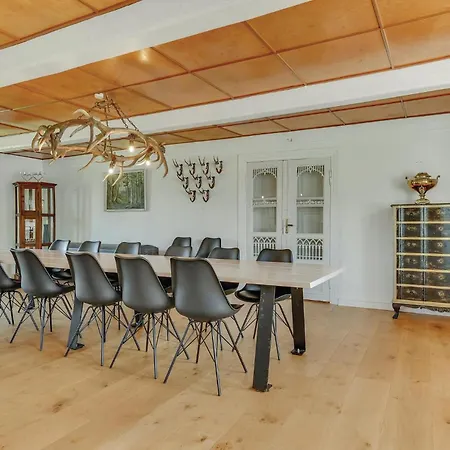 Six-bedroom In Semesterbostad