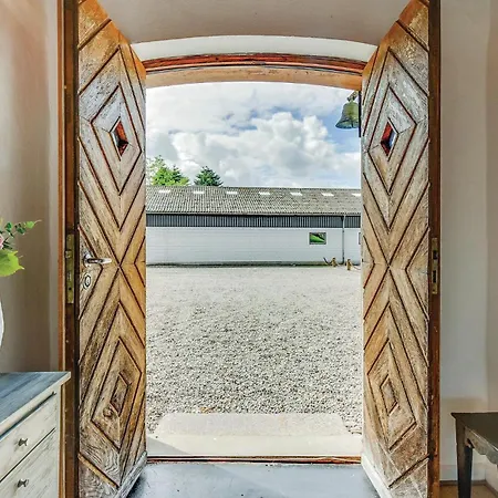 Semesterbostad Six-bedroom In *