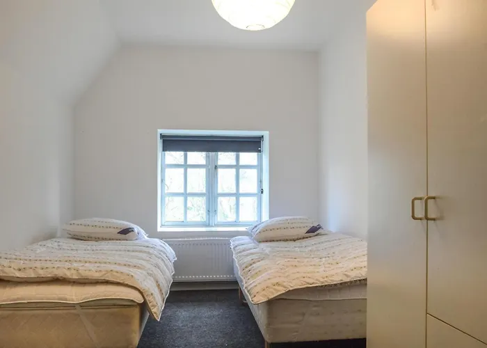 Six-bedroom In Holiday home *